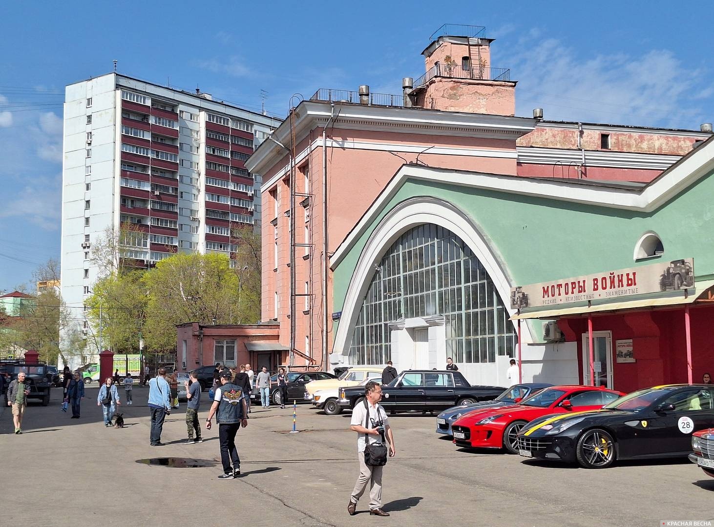Выставка ретро-автомобилей на территории гаражного комплекса на Рогожском Валу