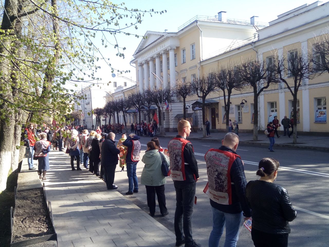 В ожидании колонны участников акции Бессмертный полк. Смоленск.