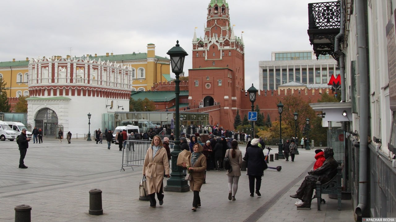 Памятник молодому Достоевскому возле Кремля на Сапожковской площади..