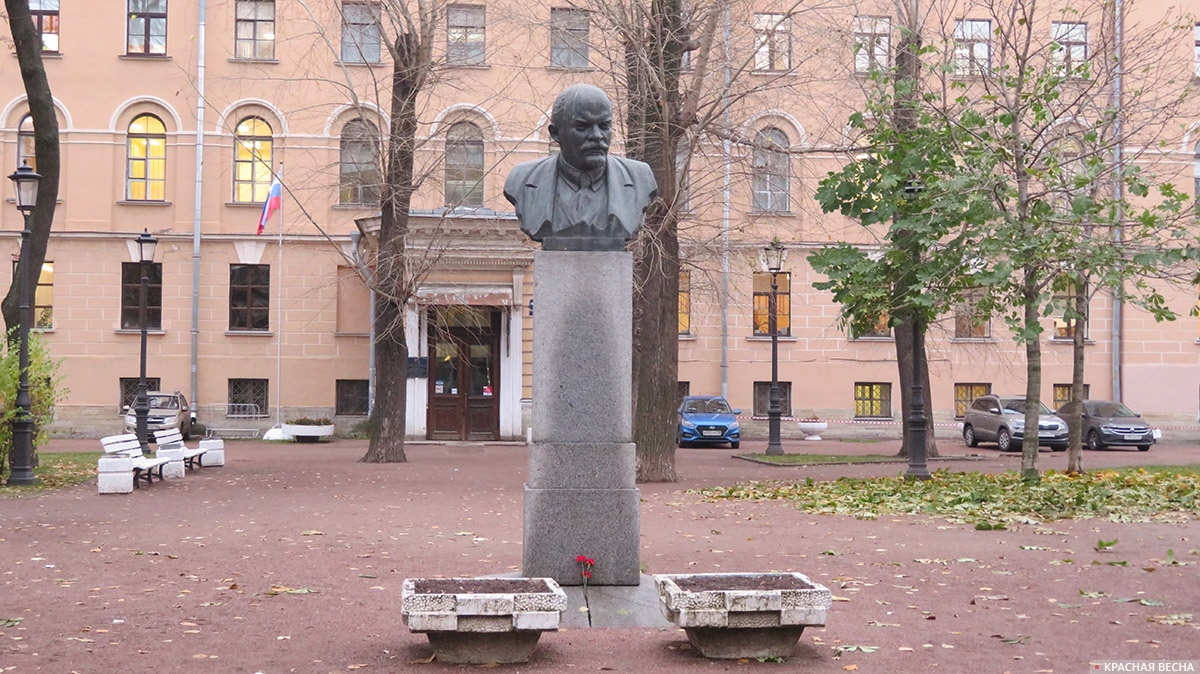 Памятник Ленину в Саду Александровского лицея в Санкт-Петербурге. 07.11.2022