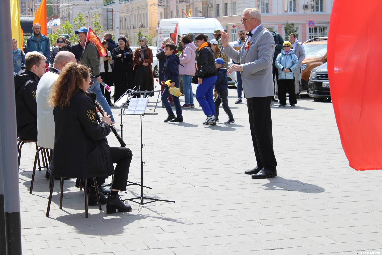 Оркестр сопровождает шествие Бессмертного полка