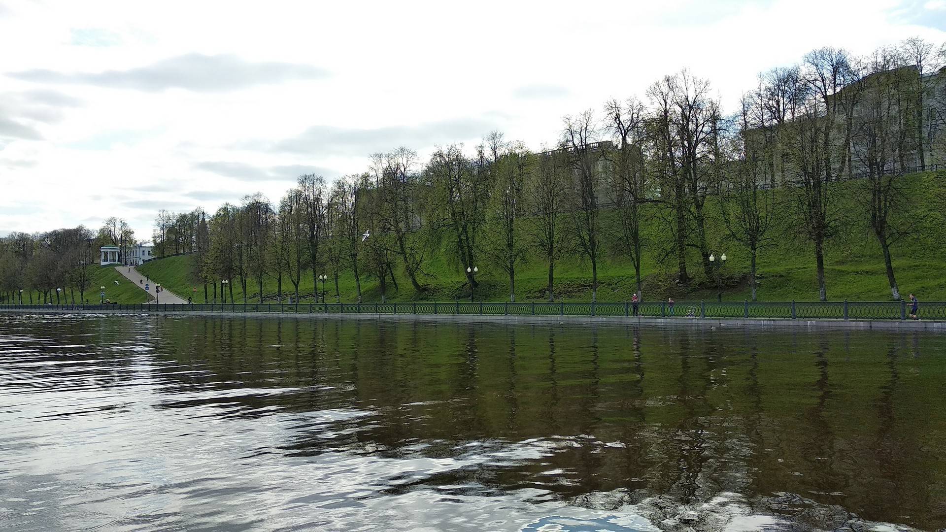 Почти вровень с дорожкой.