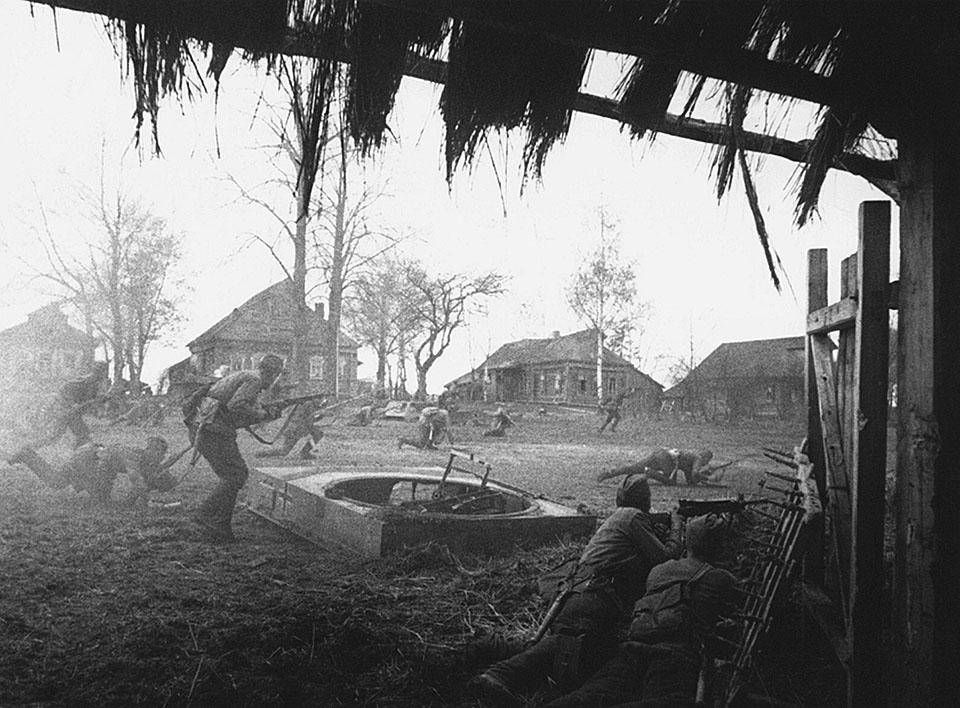 Советская контратака в дер. Каменка Московской области. Октябрь 1941 г.