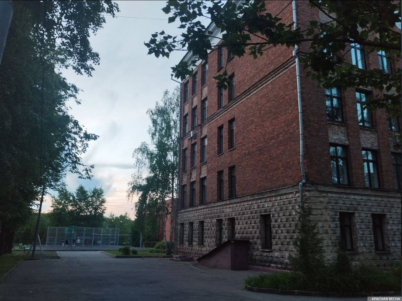 Красная школа (№664), за ней - здание бассейна