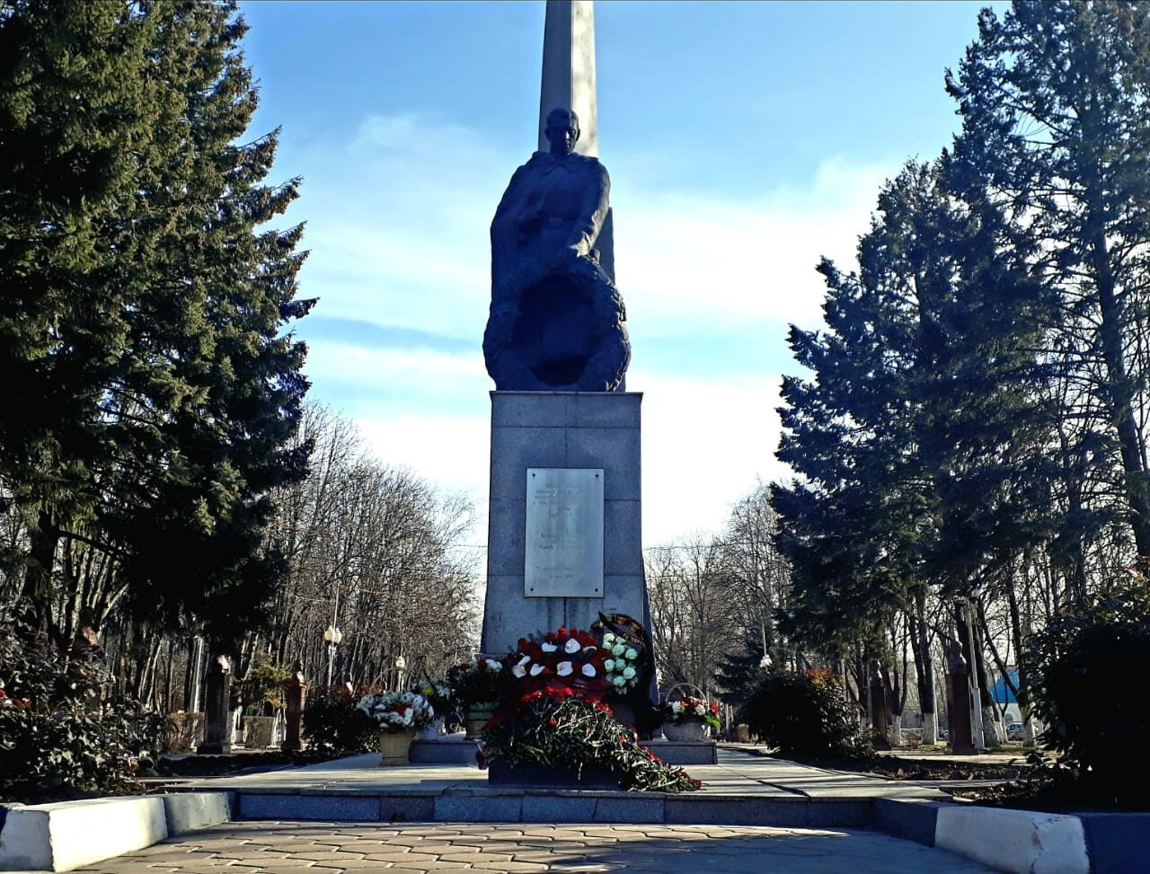 Цветы у памятника Неизвестному солдату. Губкин. 7.02.2020