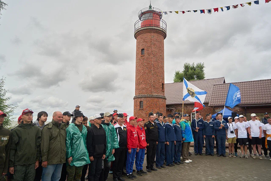 Участники похода «Путь к океану» у маяка в Заливино