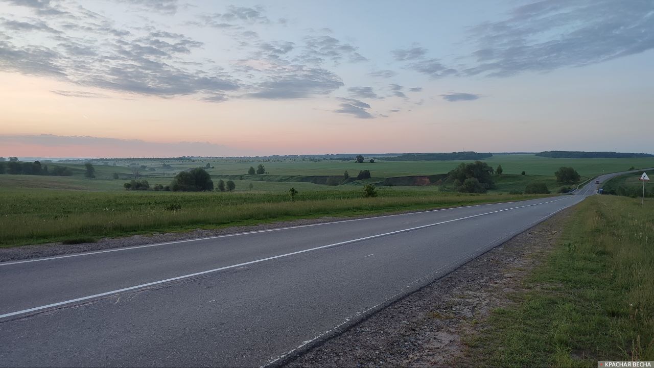 Поля и сельская дорога