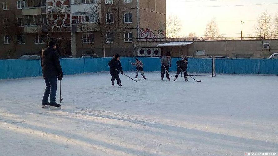 Хоккейная коробка в одном из дворов Нижнего Тагила