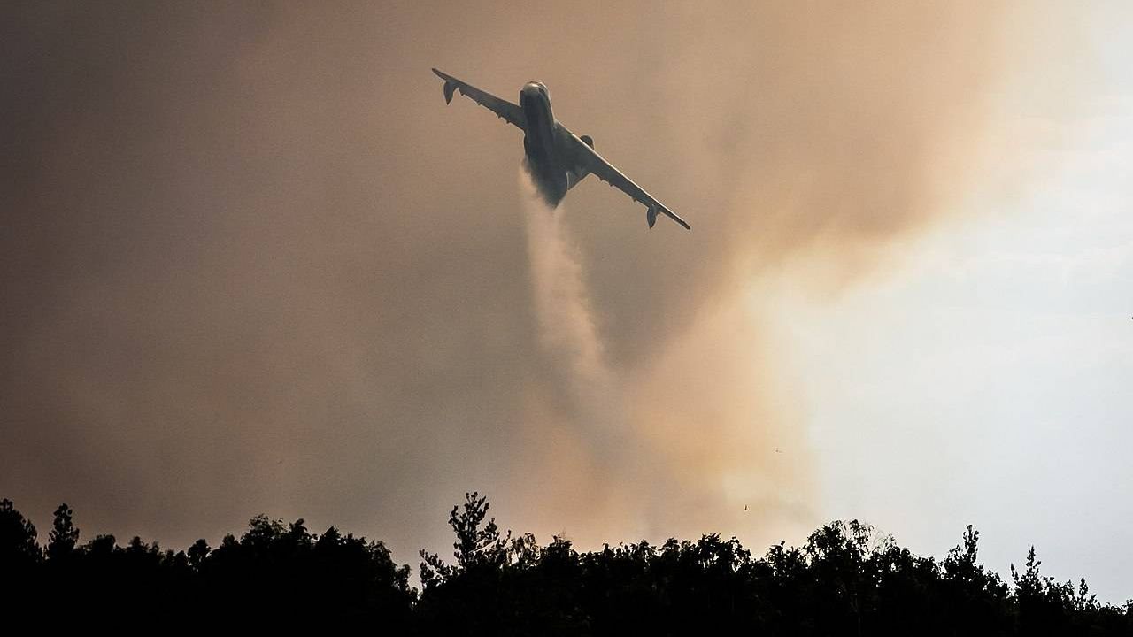 Самолёт Бе-200 на тушении лесного пожара