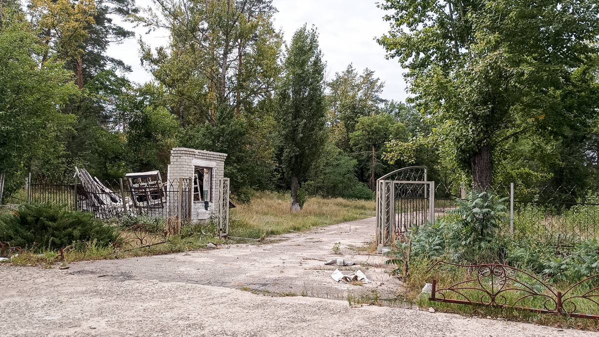 Въездные ворота в Кременской областной дом-интернат для граждан пожилого возраста и инвалидов