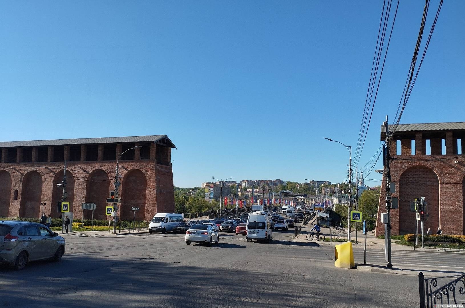 Смоленск. Мост через реку Днепр, украшенный флагами к праздникам.