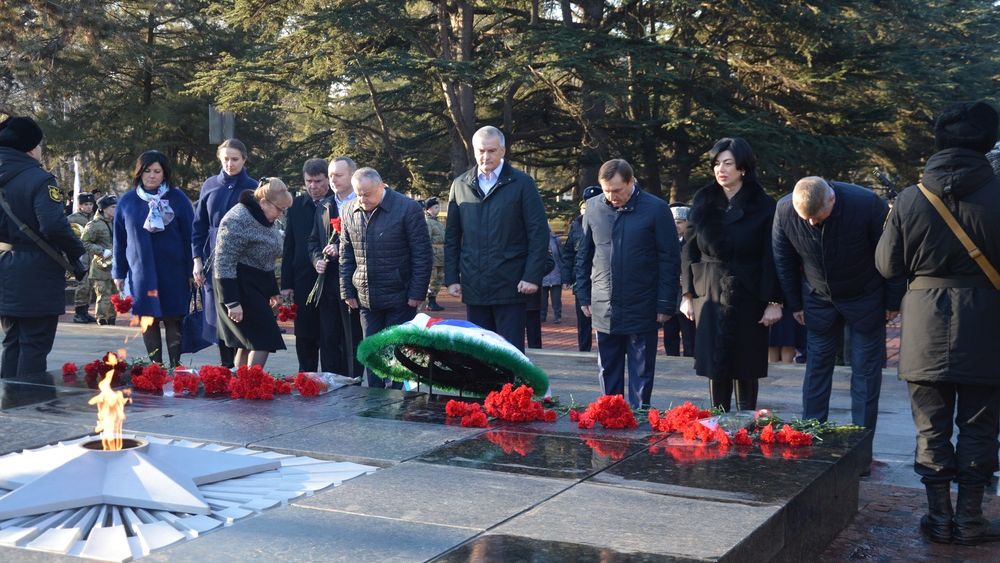 Торжественная церемония возложения цветов к Вечному огню на могиле Неизвестного солдата