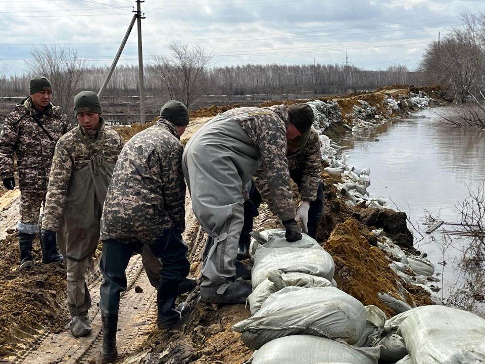 Устройство защитной дамбы в Казахстане