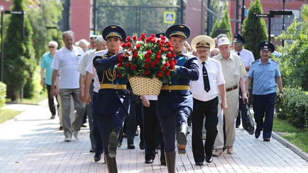 Возложение цветов на Новодевичьем кладбище