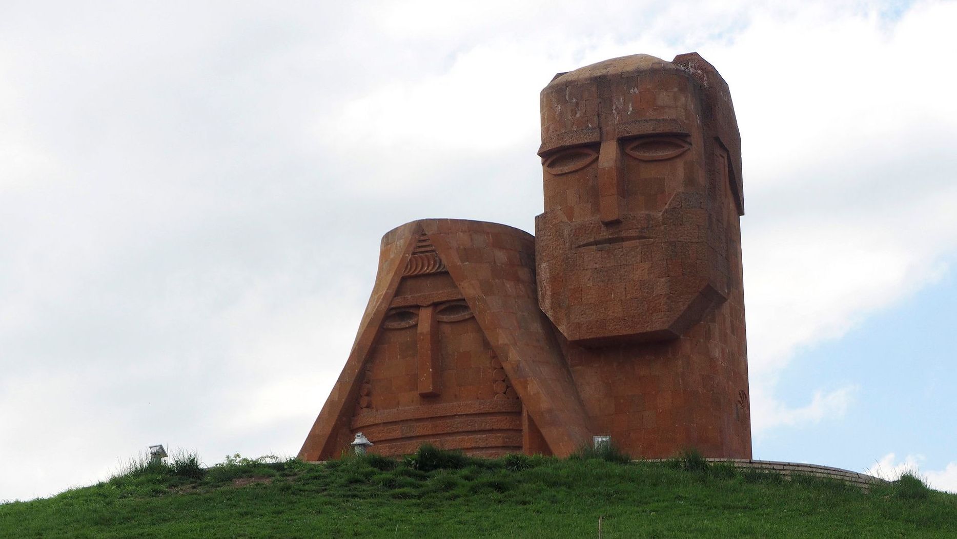 Монумент «Мы — наши горы». Степанакерт