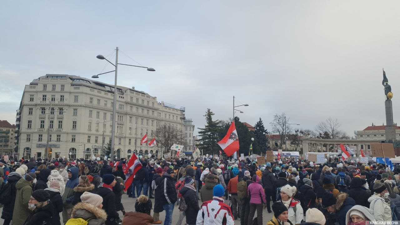 Демонстрация на Шварценбергплатц с памятником советского солдата в Вене 4 декября 2021 года