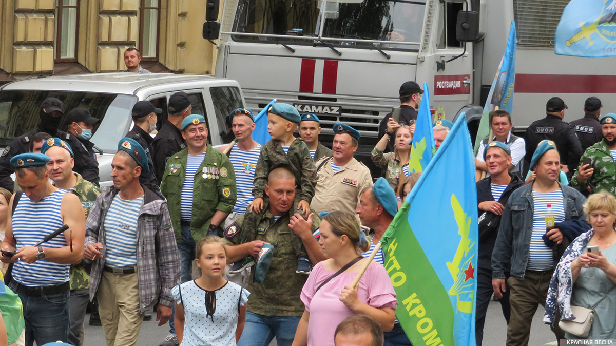 Санкт-Петербург. Шествие десантников в день ВДВ по Миллионной улице. 02.08.2021