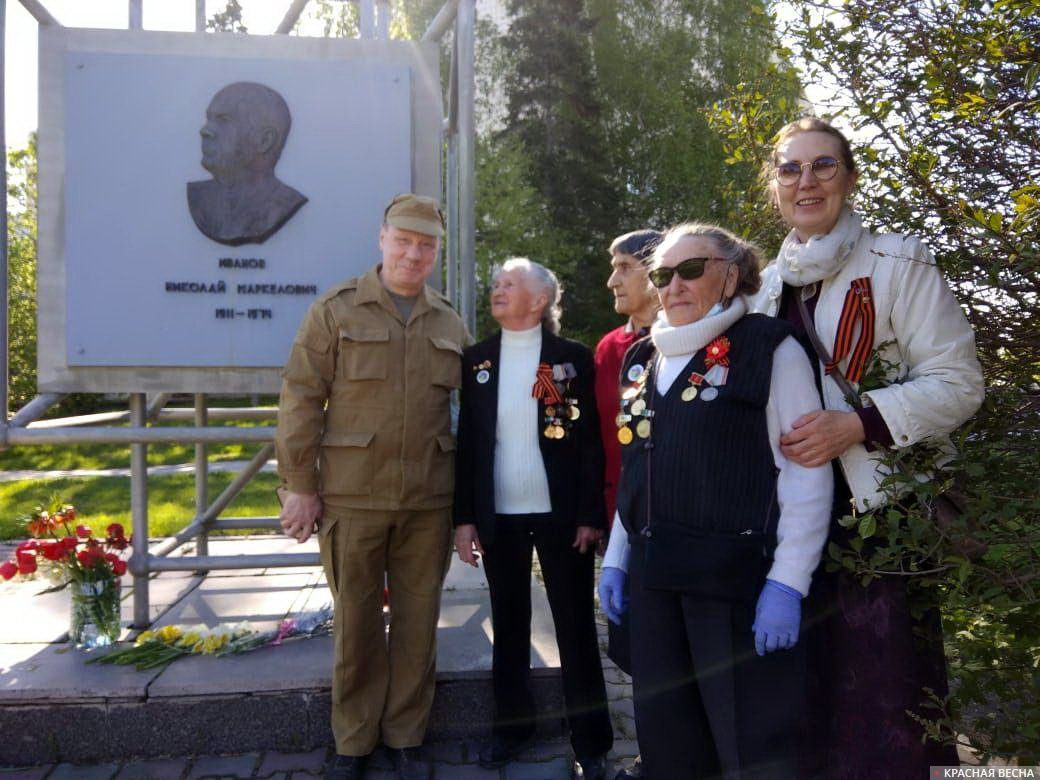 г.Новосибирск, Жители микрорайона «Щ» возложили цветы к стеле им. Иванова Николая Маркеловича, Советского военного деятеля, генерал-майора Советской армии, участника Великой Отечественной войны