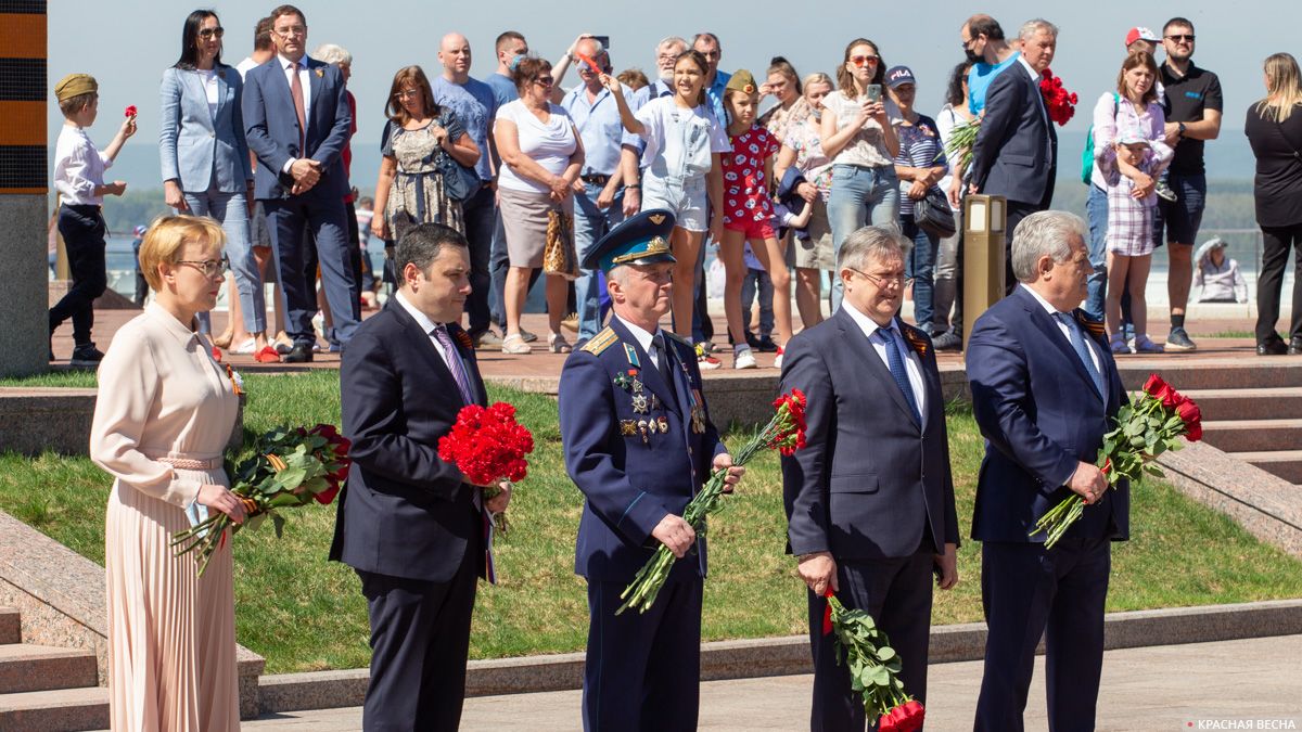 Глава Самары Елена Лапушкина, депутаты госдумы Александр Хинштейн и Игорь Станкевич возлагают цветы