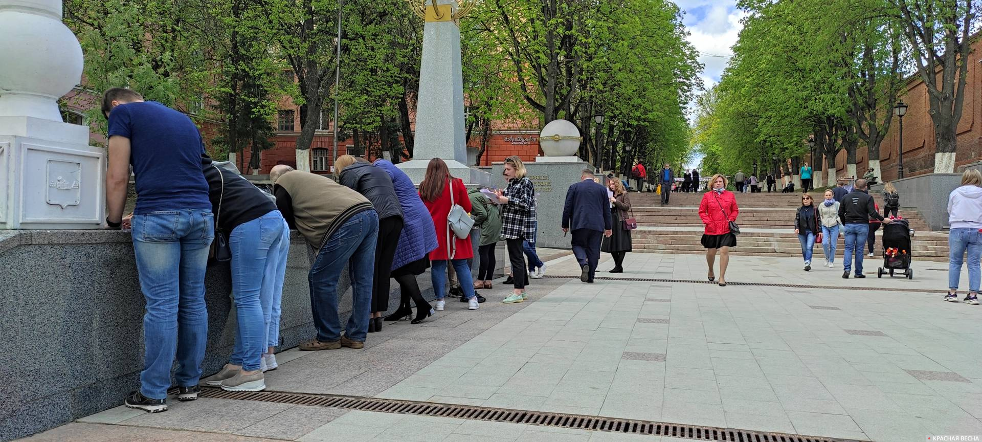 Участники опроса заполняют анкеты АКСИО. Брянск