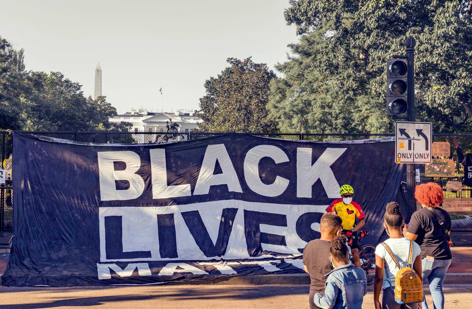 Преграда с надписью «black lives matter»