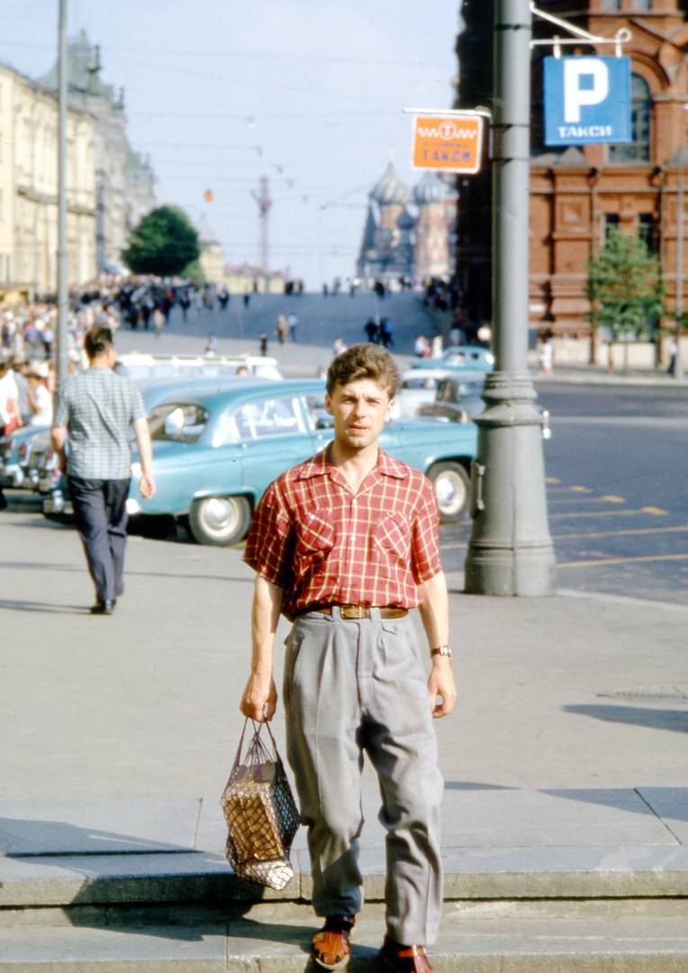 Томас Хаммонд. Прохожие около гостиницы «Москва». Конец 1950-х