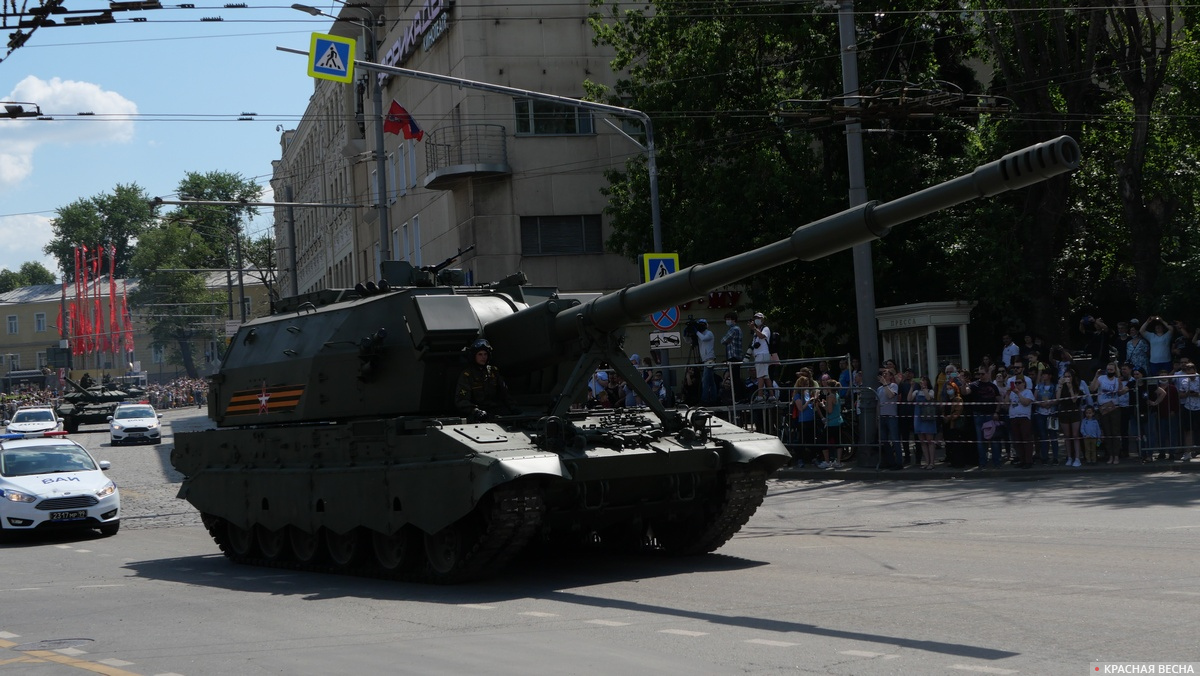 Проезд военной техники по Баррикадной улице