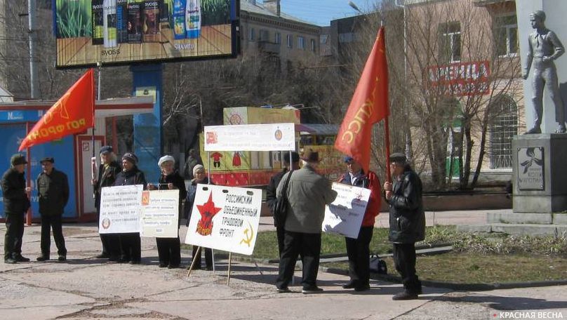 Пикет рядом с памятником Коле Мяготину