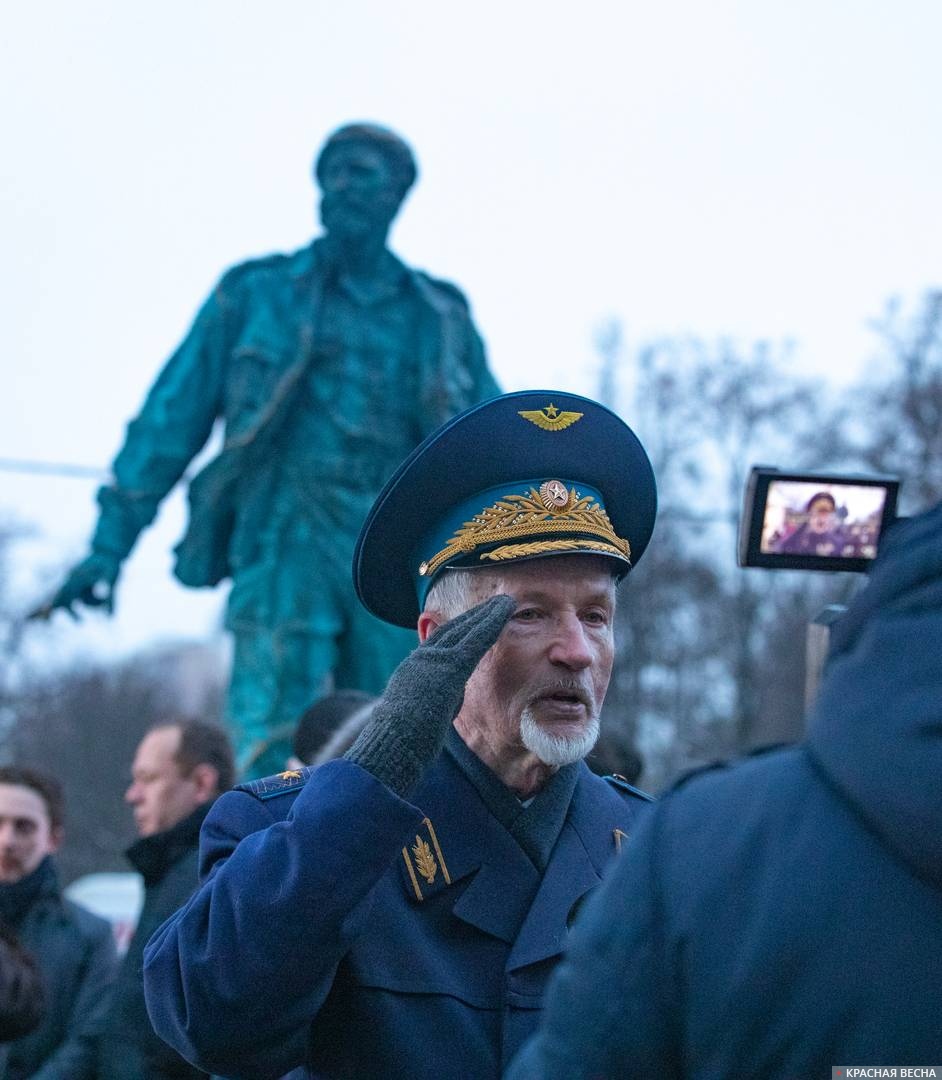 Член Ассоциации ветеранов Карибского кризиса, военный атташе в Испании, Кубе, Малайзии, генерал-майор авиации Михаил Макарчук отдает честь в ходе интервью венесуэльскому телевидению