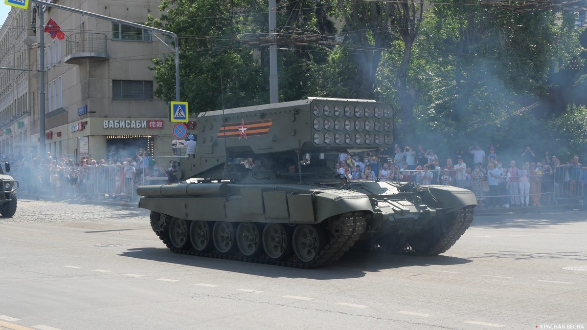 Проезд военной техники по Баррикадной улице