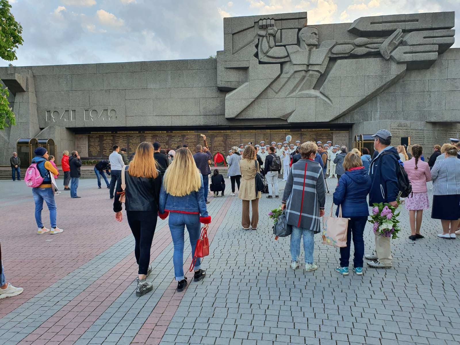 Севастополь. Горожане, собравшиеся у Мемориала героической обороны Севастополя 1941-1942 гг., чтобы возложить цветы и послушать выступление ансамбля ЧФ.