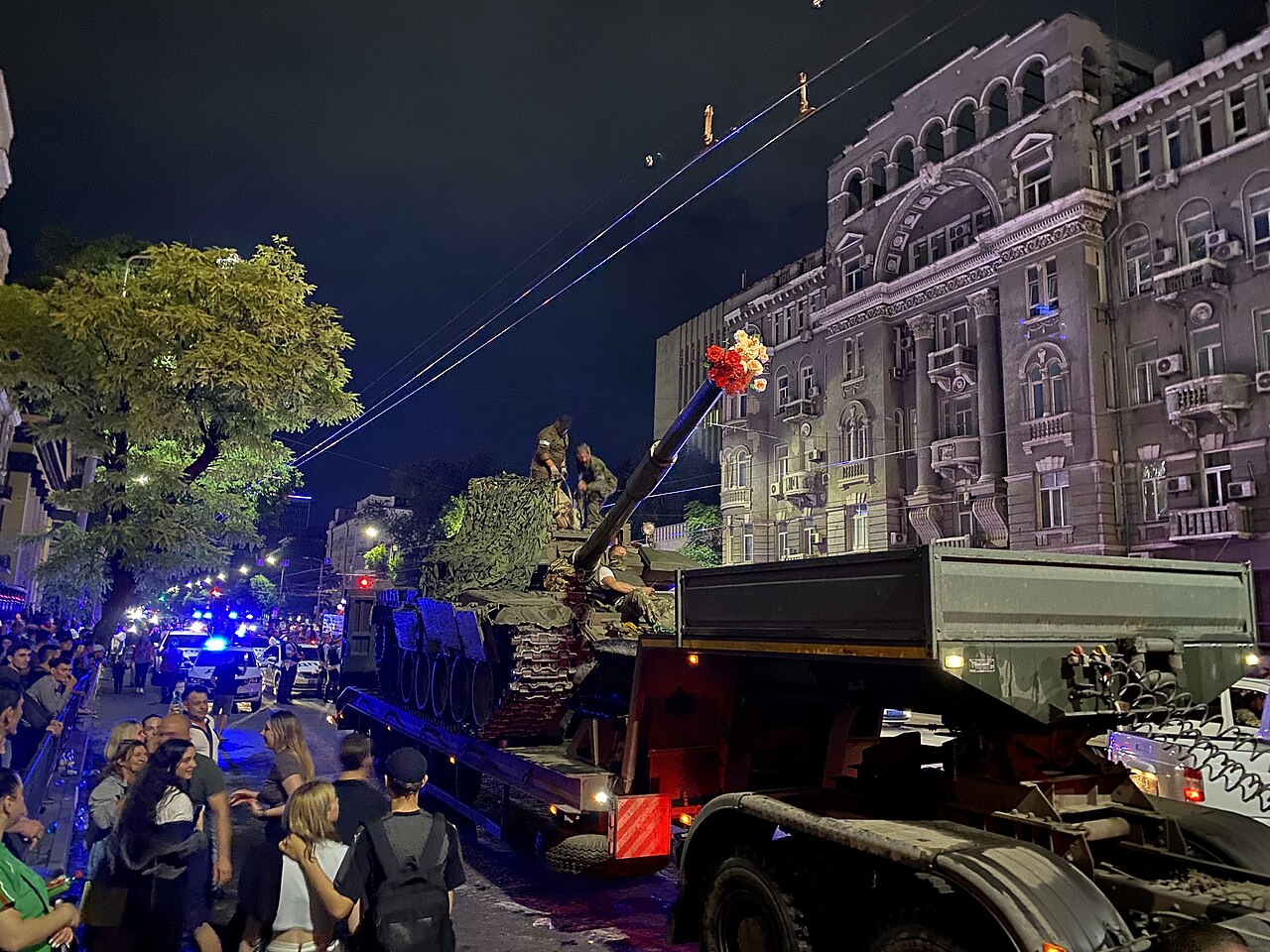 Танк с цветами в пушке на Будённовском проспекте в Ростове-на-Дону после окончания мятежа