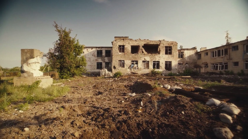 Разрушенная школа в поселке Зайцево