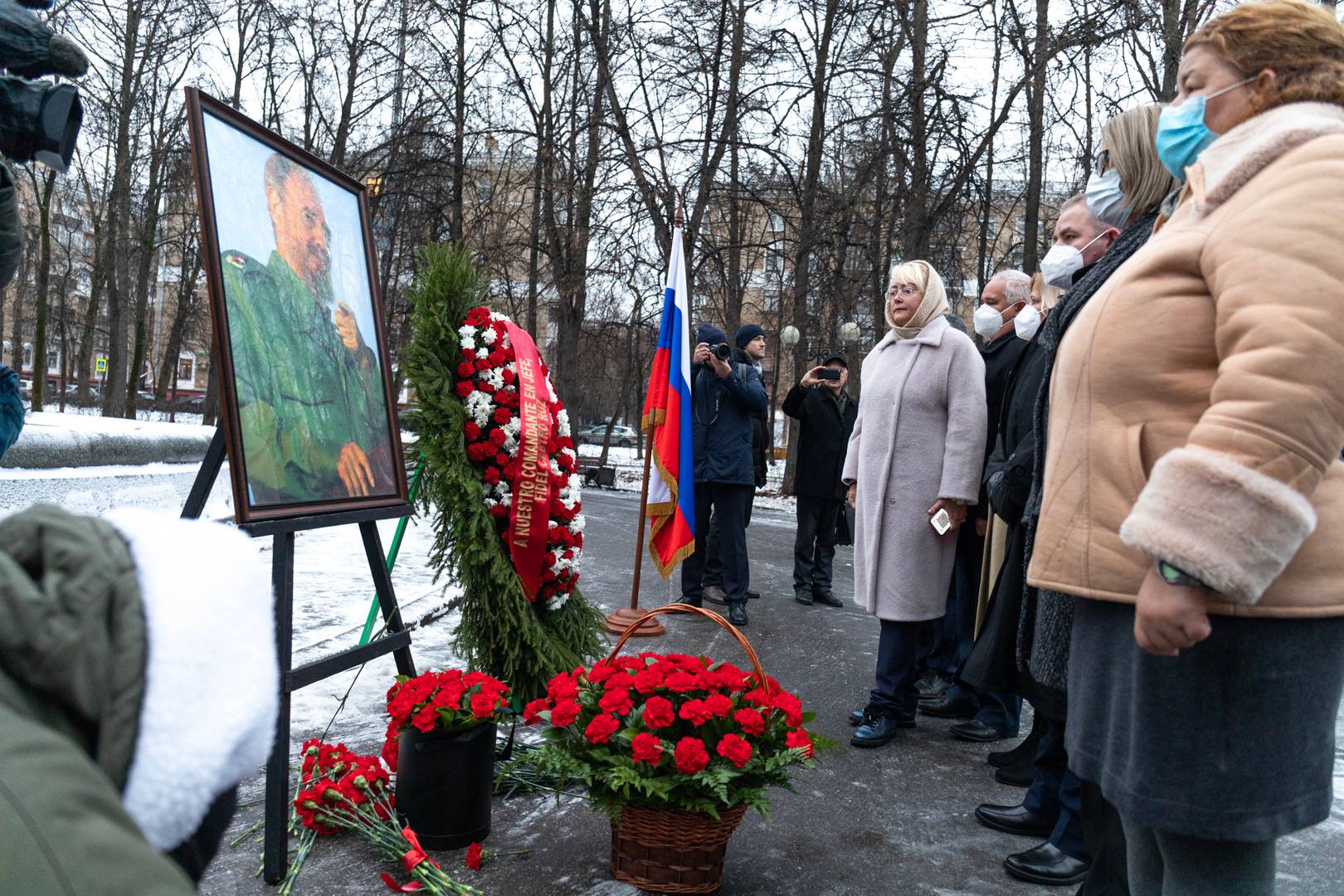 Пришедшие на церемонию отдают долг памяти лидеру кубинской революции