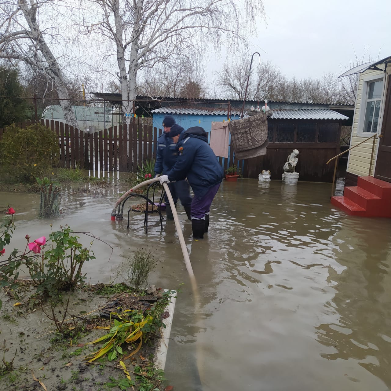 Спасатели откачивают воду в подтопленном дворе