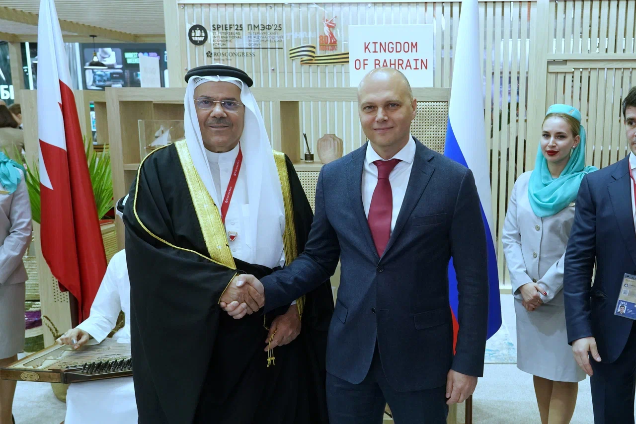 Посол Королевства Бахрейн в России Ахмед Абдулрахман Аль-Саати и губернатор Калининградской области Алексей Беспрозванных на ПМЭФ-