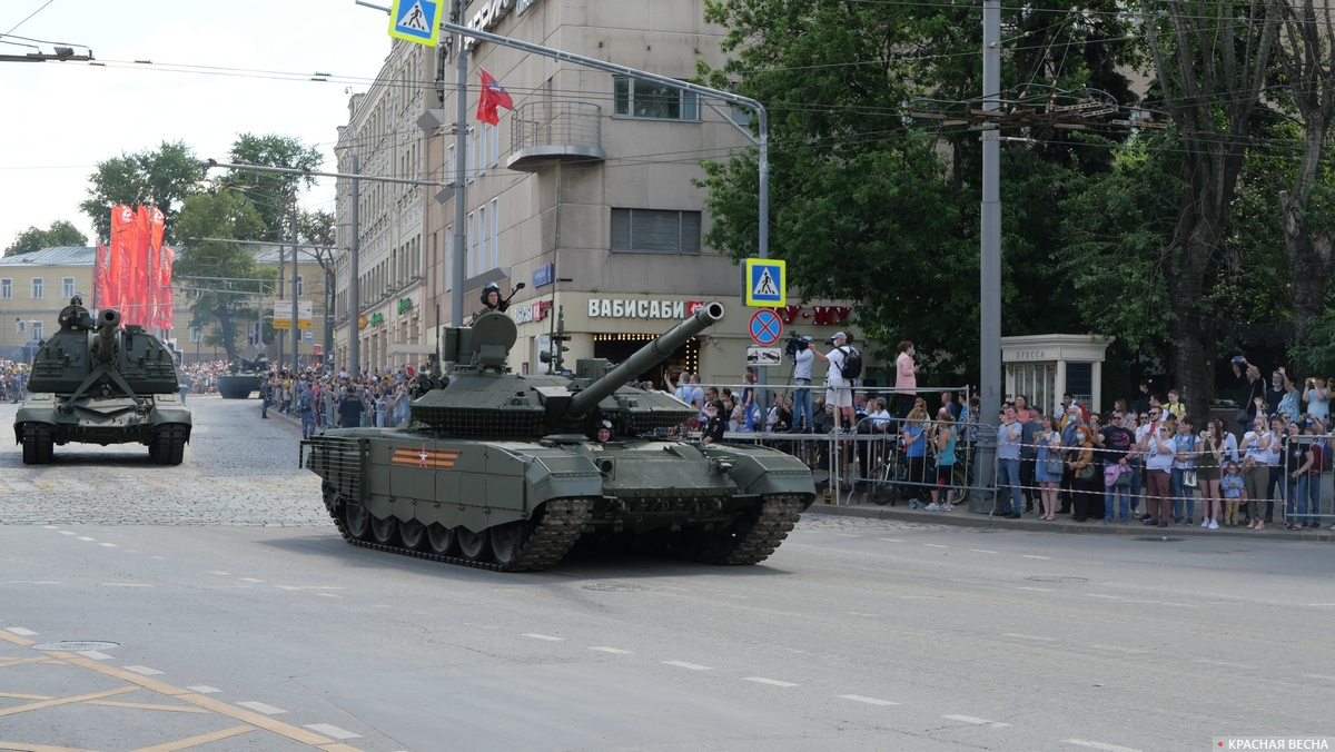 Проезд военной техники по Баррикадной улице