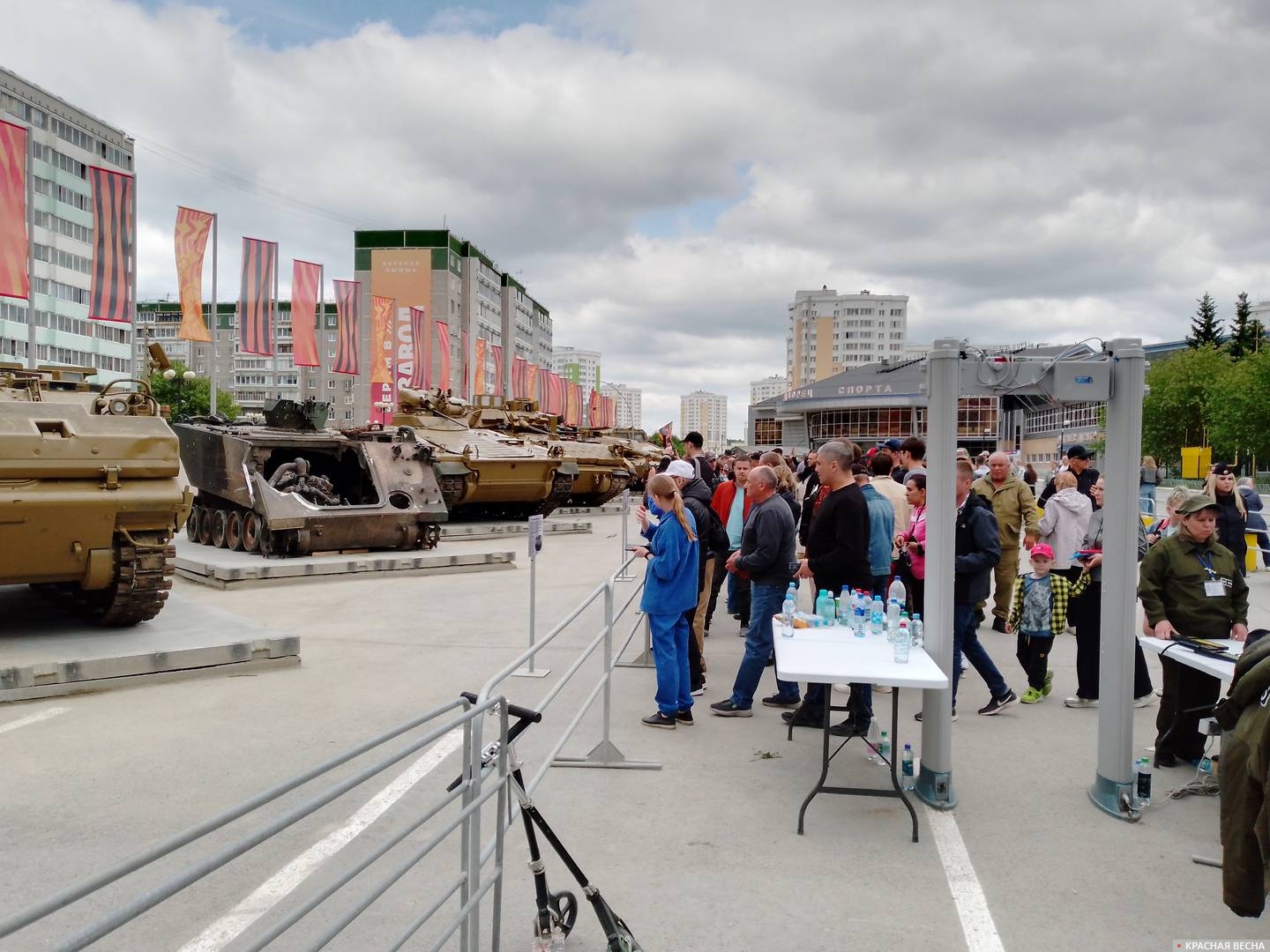 Рамки на входе выставки трофеев в Екатеринбурге. 2024 год