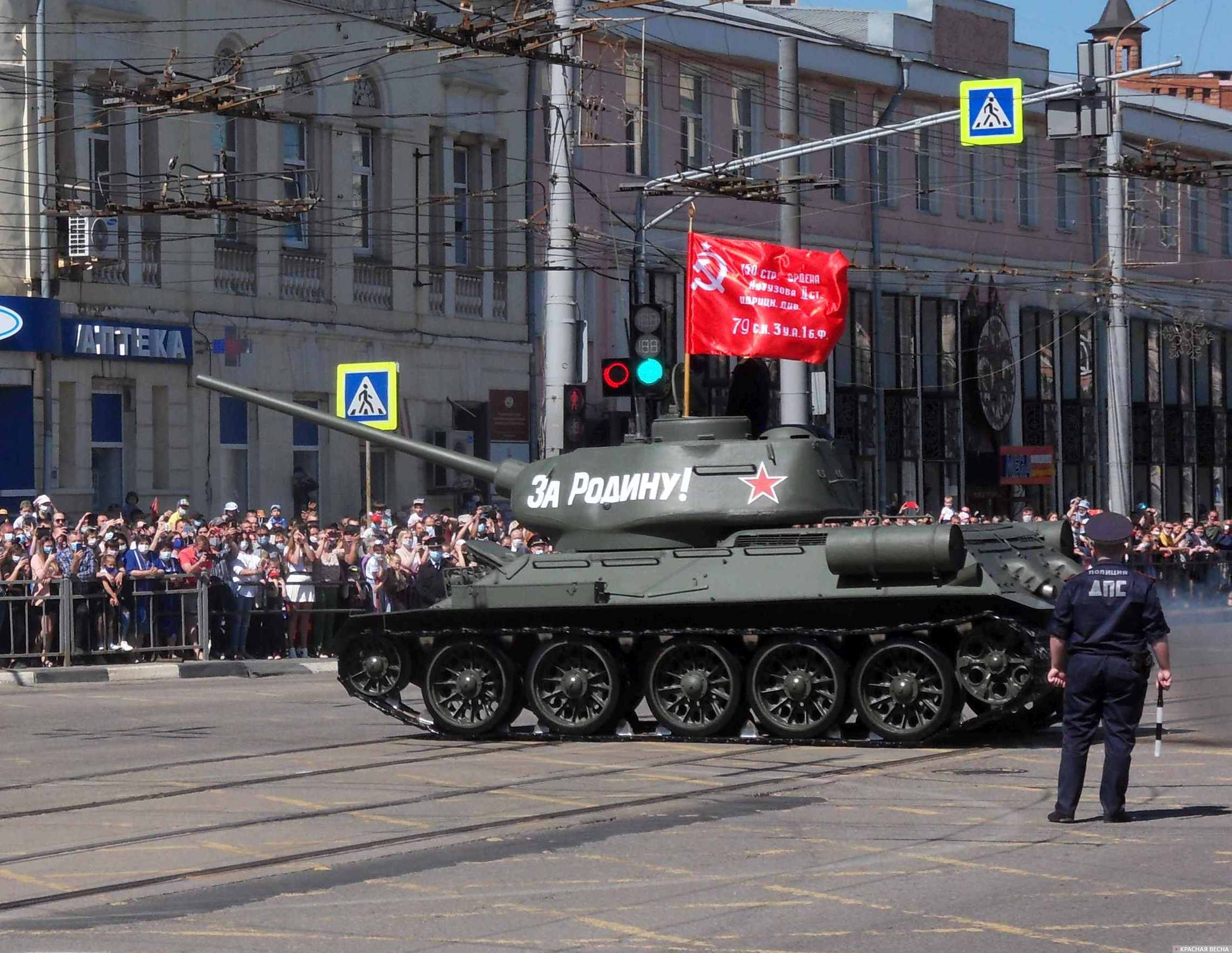 Танк Т-34 со знаменем Победы открыл парад военной техники