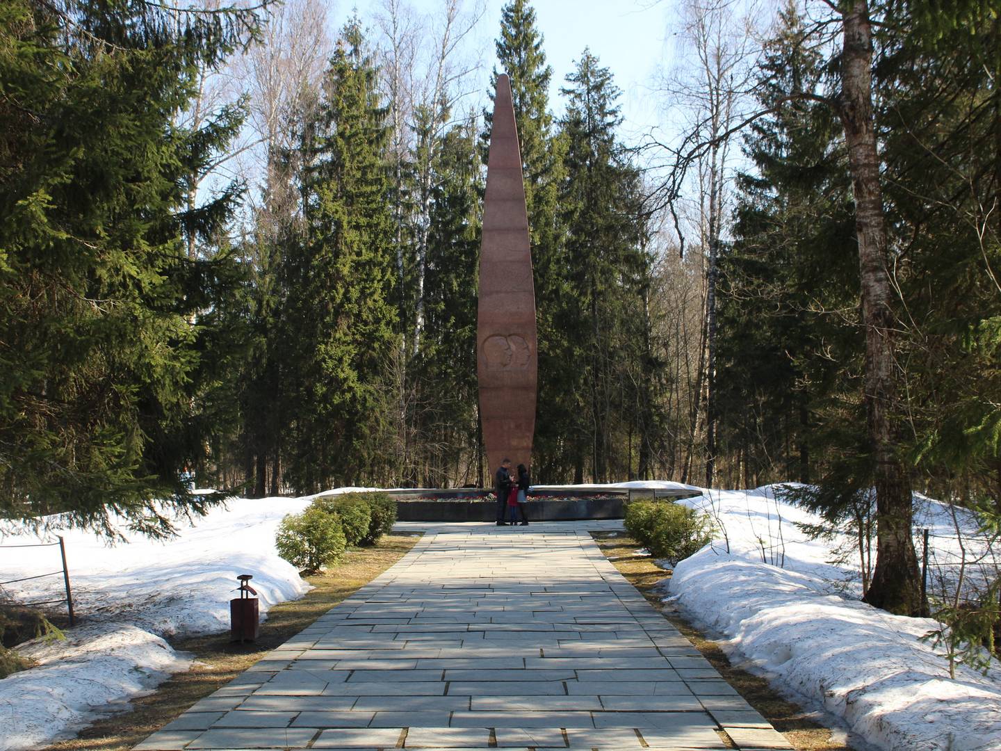 Стела на месте гибели Гагарина и Серегина