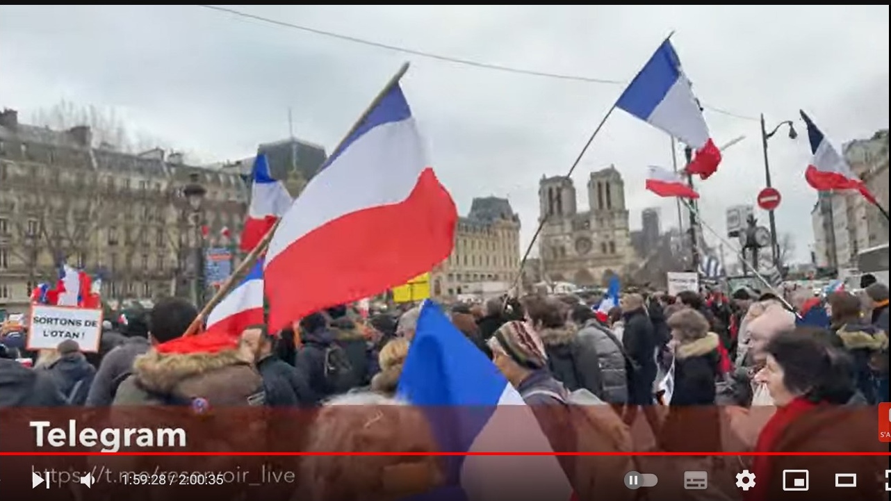 Цитата из видеотрансляции En direct: Marche nationale pour la paix пользователя Reservoir Apps в Youtube о марше за мир в Париже 12 февраля 2023 года.