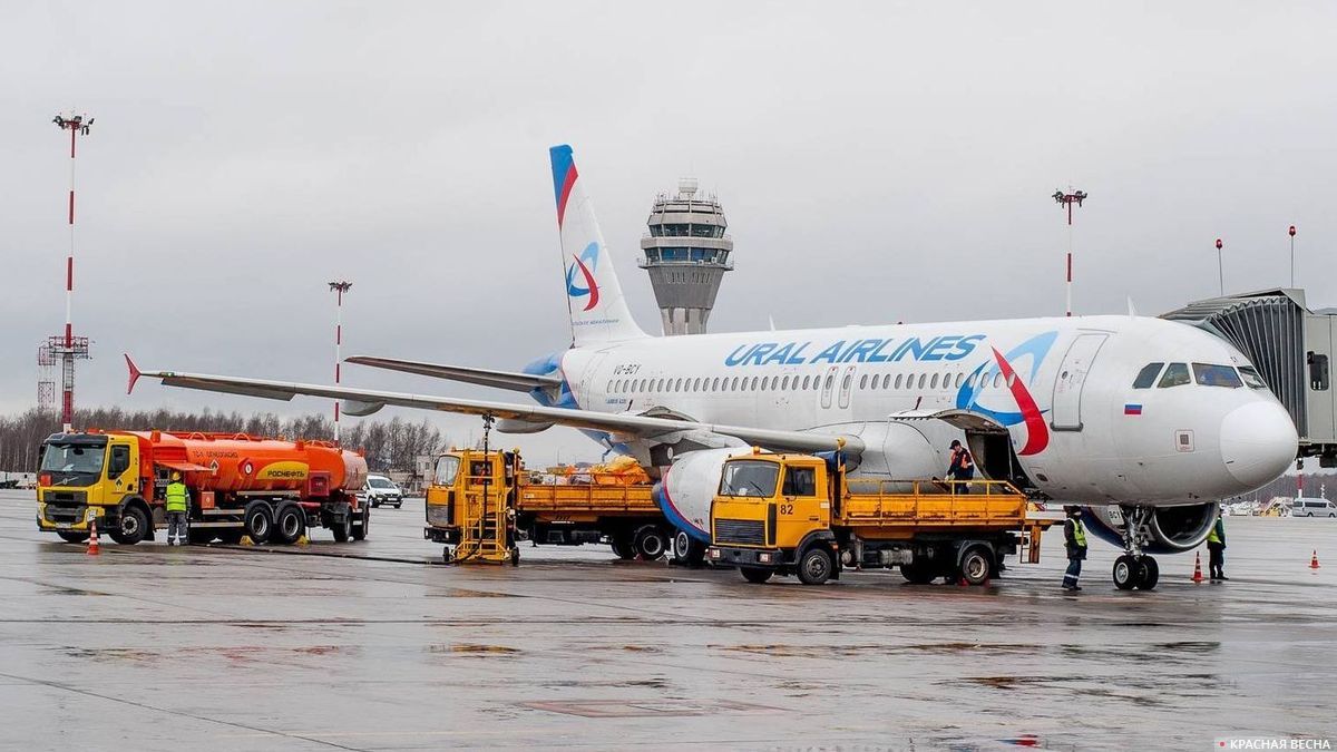 Самолет «Уральских авиалиний» в аэропорту «Кольцово»