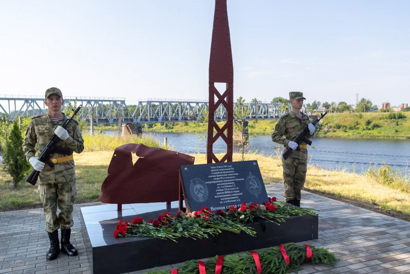 Памятный знак советским воинам, задержавшим в июле 1941 года продвижение немецко-фашистских захватчиков на Псков