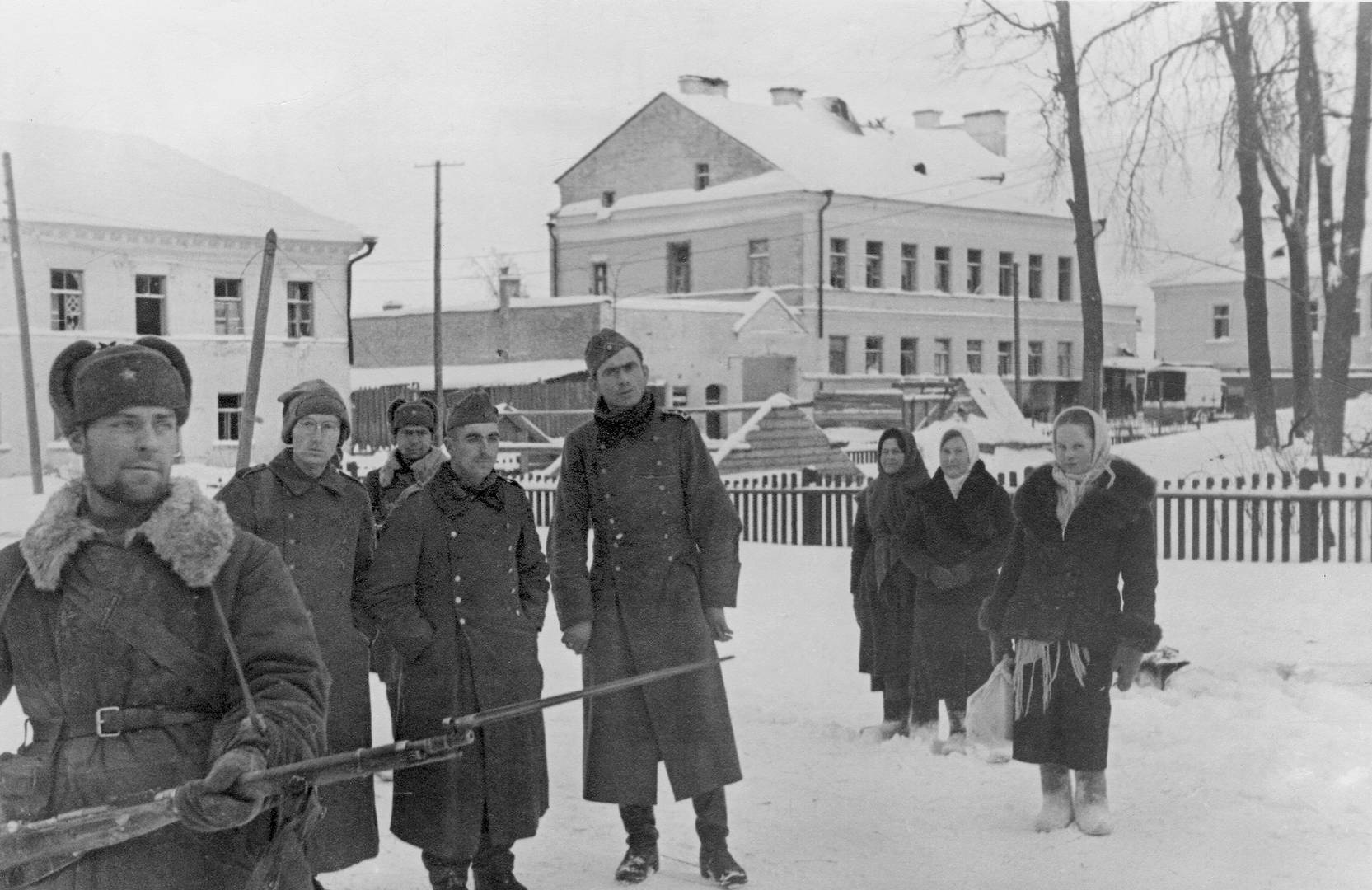 Немецкие солдаты, захваченные во время боев по освобождению города Тихвин. 1941