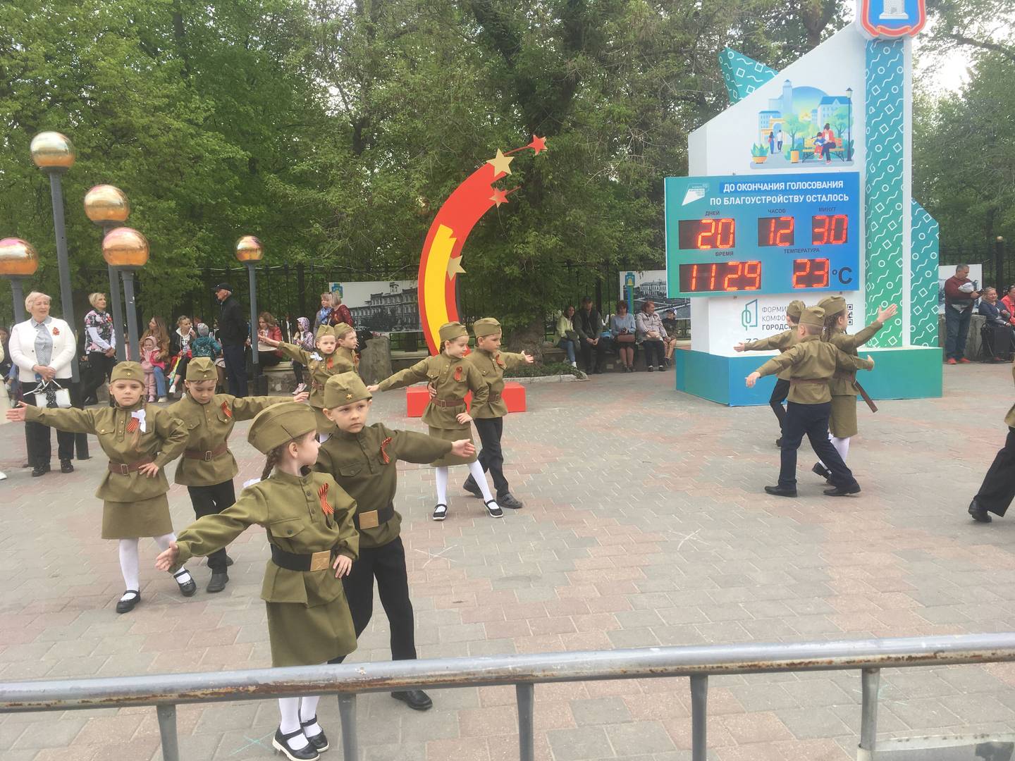 Танцы под музыку военных лет. 