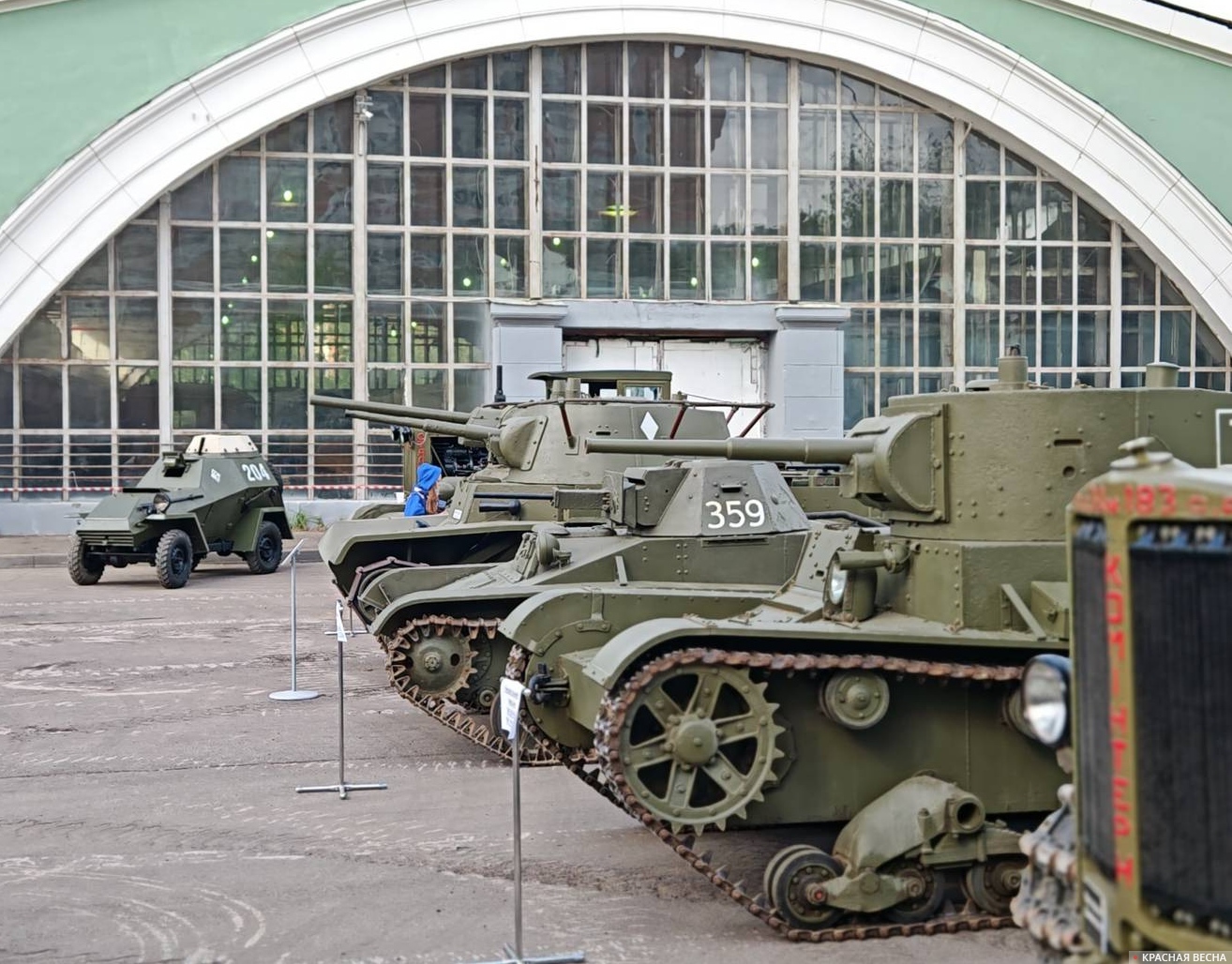Советский танк Т-26, за ним Т-60 (с  бортовым номером 359). Дальний слева — бронеавтомобиль-разведчик БА-64