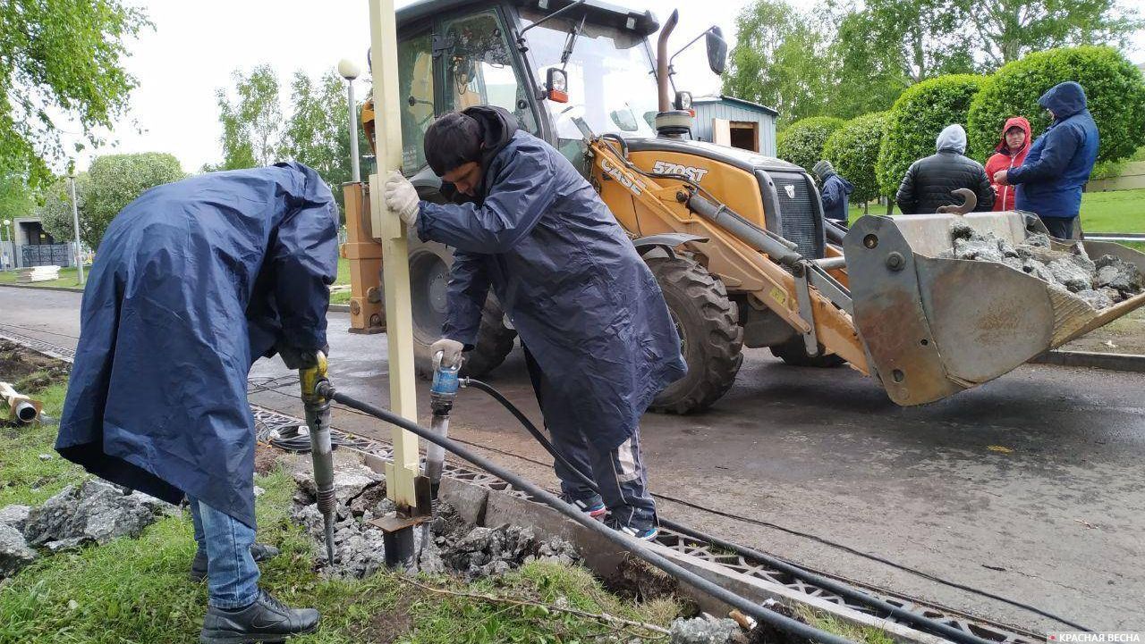 Демонтаж забора в сквере на Октябрьской площади, Екатеринбург