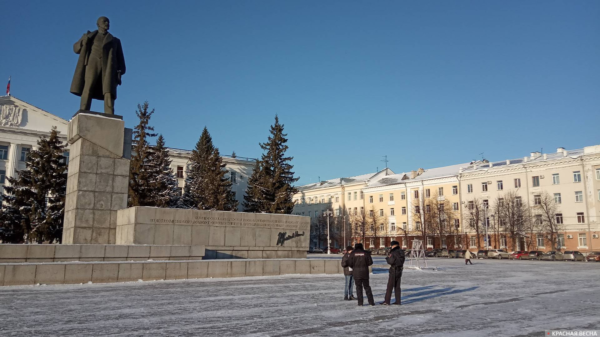 Задержание активиста РВС Евгения Наймана за одиночный пикет против законопроекта Клишаса-Крашенинникова в Кургане, 16.11.2020