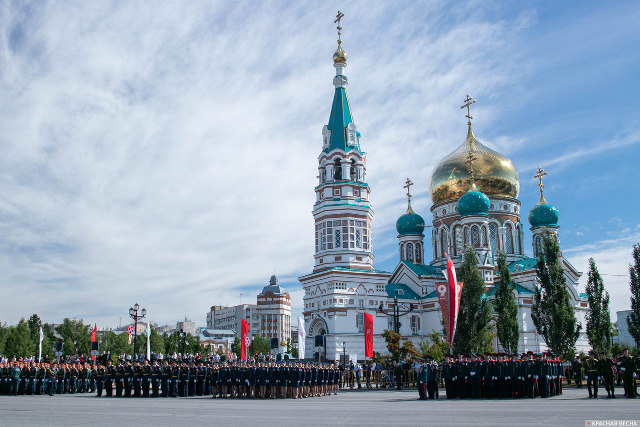 Перед началом парада Победы на Соборной площади. Омск