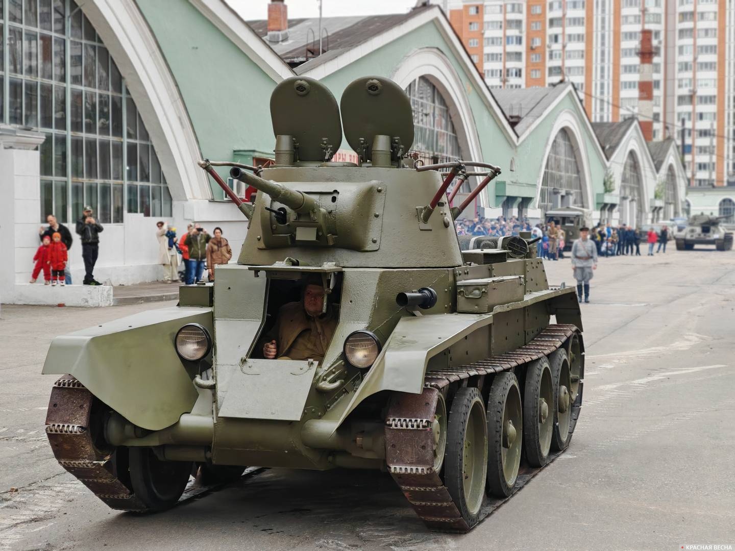 Демонстрация военной техники у музея на Рогожском валу. Советский танк БТ-7